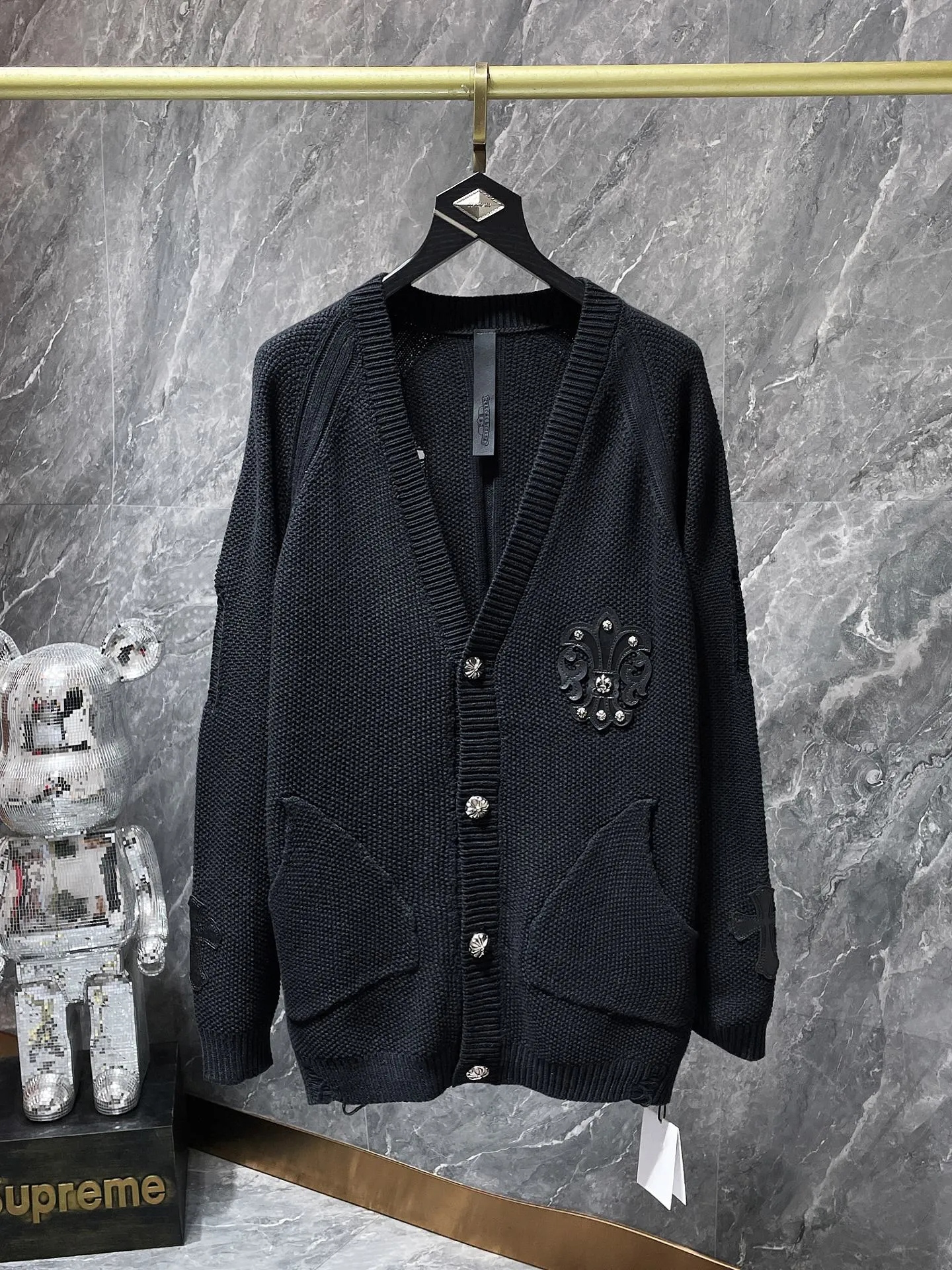 P276 Chrome Hearts 🍁Autumn and winter sweater series🍁 Crow embroidered holey loose Korean sweater Selected high-quality pure cotton high-weight knitted Customized Chrome Hearts hardware buttons ➕ Leather label embroidery on the chest Using Tajima machine embroidery technology Non-commercial version A must-have for fashionable high-street men and women 🌈Recommended colors: black white 🌈 Sizes: S, M, L, XL